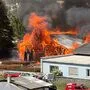Ein Holzhaus, das in Flammen steht 