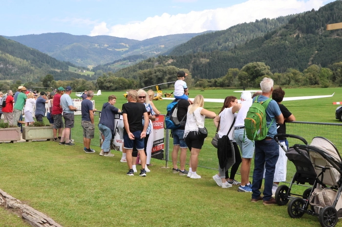 Zahlreiche Besucher aus der Steiermark und aus ganz Kärnten strömten an beiden Tagen auf das Flugplatzgelände, um außergewöhnliche Flugzeuge aus nächster Nähe zu bestaunen und spektakuläre Flugvorführungen zu erleben.