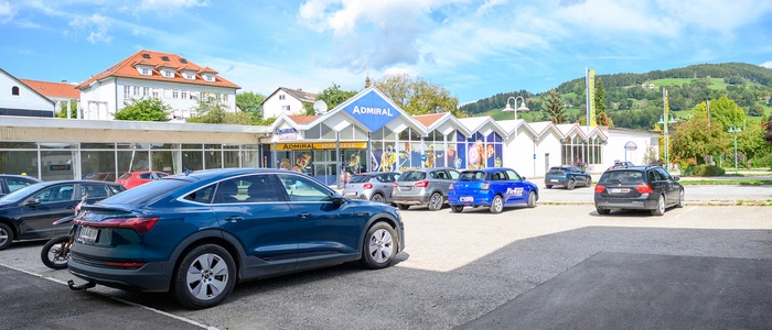 Ein Parkplatz und ein Gebäude dahinter