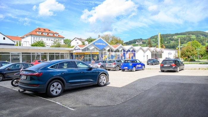 Ein Parkplatz und ein Gebäude dahinter