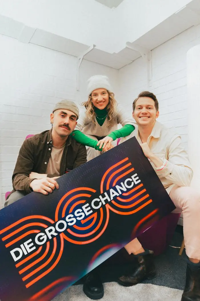 Gemeinsam mit den Bandkollegen Roberto Randazzo und Jacob Heidel freut sie sich auf das Finale 