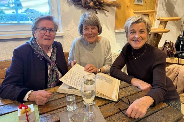 In der Chorchronik blättern Gründungsmitglied Waltraud Kogelnig, Obfrau Monika Dörfler, 8Gsong-Bassist Hans Kerndle, Bezirksrichter Johann Kogelnig und Tonkünstlerin Wilma Gries. 