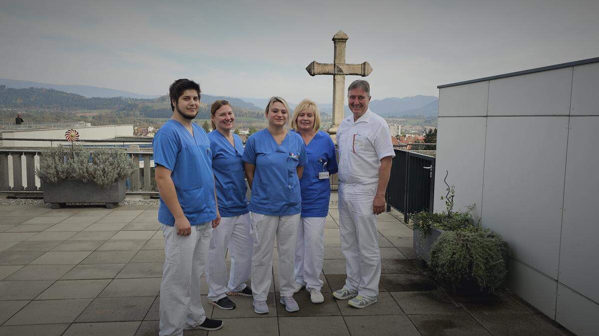 Auf der Dachterrasse der Palliativ-Station: die Team-Mitglieder Kevin Rauter, Sabrina Fellner, Sarah Krametter, Claudia Wieser und Michael Zink