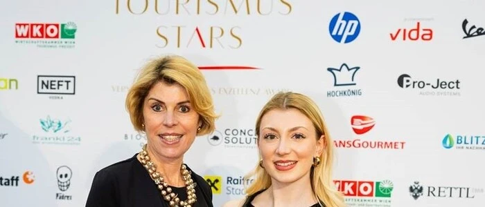 Zwei Frauen auf dem roten Teppich bei einer Gala