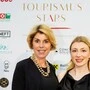 Zwei Frauen auf dem roten Teppich bei einer Gala
