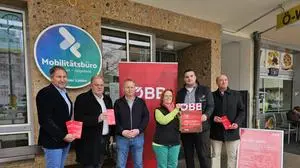 Reinhard Wallner von den ÖBB, Martin Treffner, Bürgermeister, Martin Bacher von Bacher Reisen und KärntenBus (von links) mit Mitarbeitern und Kollegen. 