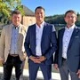 Drei Mitglieder des Vorstandes stehen im Anzug vor dem Hörzendorfer See und lachen in die Kamera  | Starten in das neue Arbeitsjahr: Erster Vizepräsident Rudolf Ogriseg, Lions Club-Präsident Stefan Kogler und Clubsekretär Alexander Kaltenböck (von links)