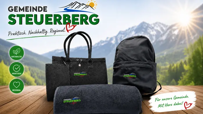 Ein Foto der Merchandising-Artikel der Gemeinde Steuerberg: Eine Filztasche, ein Rucksack und ein Strandtuch.