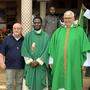 Bruder Günther Mayer, Kaplan Chinedu Cosmas Okafor und Bruder Wolfgang Gracher in Afrika  (von links)