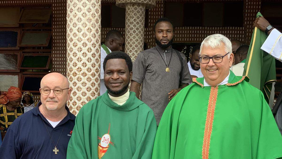 Bruder Günther Mayer, Kaplan Chinedu Cosmas Okafor und Bruder Wolfgang Gracher in Afrika  (von links)