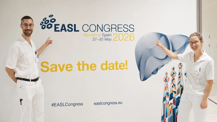 Eine Ärztin und ein Arzt stehen vor einer Wand, die auf den größten Leberkongress in Europa hinweist.