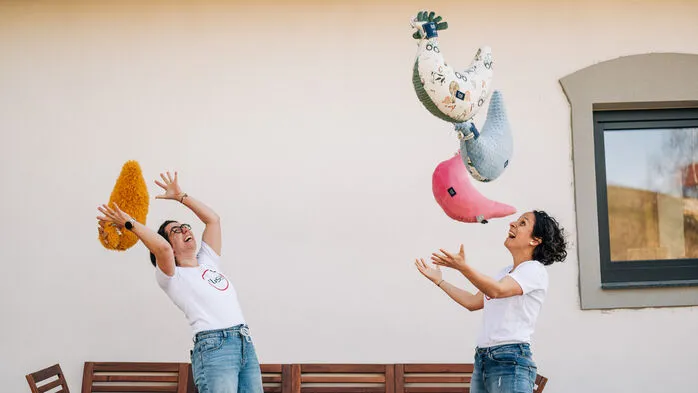 Zwei Frauen werfen Kinderspielzeug in die Höhe | Isolde Reinbold (rechts) und Simone Unterberger