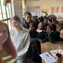 Zwei Lehrerinnen stehen in einer Schulklasse in Afrika  | Sabrina Dörflinger und Katharina Tschetschonig (von links) in der Klasse in Tansania 