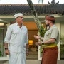 Zwei österreichische Männer in traditioneller Bekleidung auf Bali.