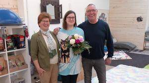 Emma Steindorfer (Mitte) durfte Bürgermeisterin Gabriele Dörflinger (SPÖ) und die ersten Kunden bei sich begrüßen