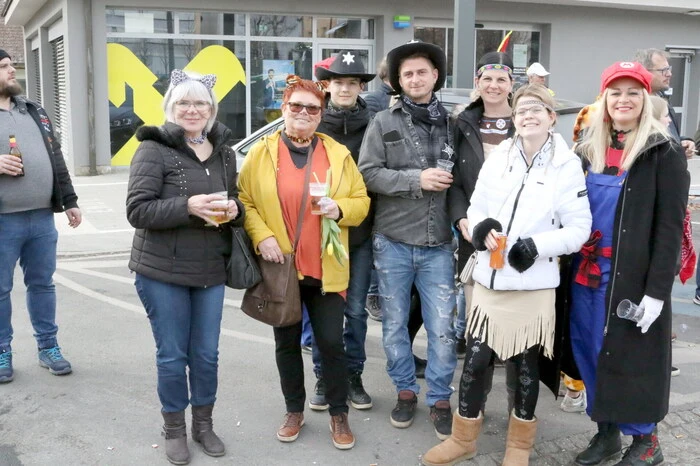 Bitte klicken Sie sich durch die Bilder! 
