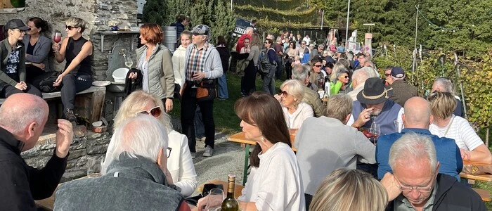 Zahlreiche Menschen beim Weinfest auf Burg Glanegg.