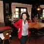 Ingrid Bergner im Gastraum des Lokals