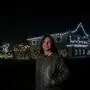Ein Mann steht vor einem Haus. Im Hintergrund sind Lichterketten angebracht  | Christopher Kampl hat 300.000 Lichter auf seinem Grundstück angebracht 