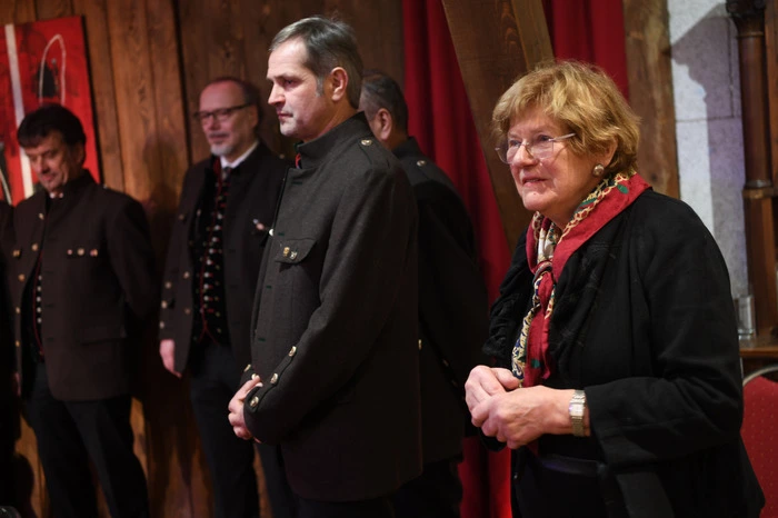 Schlossherrin Elisabeth Sickl konnte einige Gäste, die dem Schneefall getrotzt haben, begrüßen.