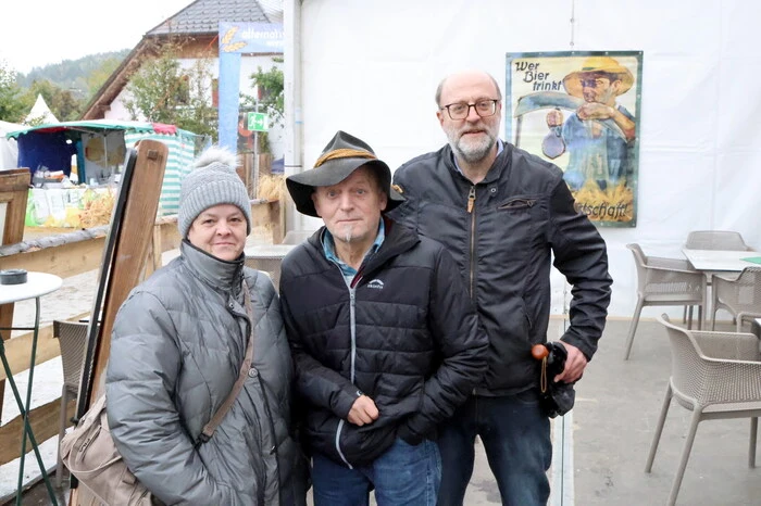 Und es sind nicht nur die leckeren Stelzen, die von den Marktbesuchern gerne bestellt werden. Auch das vielfältige Musikangebot am Abend im beheizten Festzelt ist Grund genug, im Wimitz-Zelt auf ein Wimitz-Bier vorbei zu schauen.