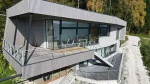 Das moderne Haus bietet einen Panoramablick 