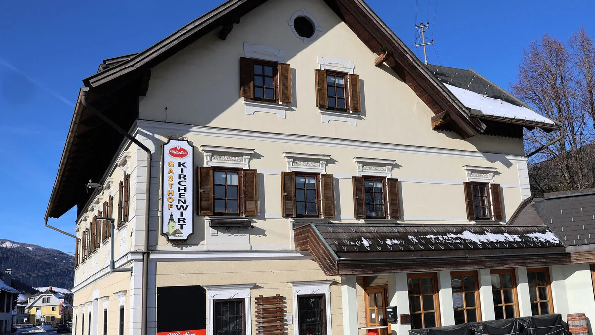Ein Gebäude mit der Aufschrift „Kirchenwirt“ | Der Kirchenwirt in Gnesau wird zwangsversteigert 