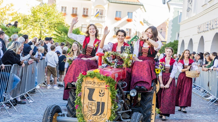 Traditionell wurde der St. Veiter Wiesenmarkt mit einem großen Umzug, an dem über 60 Gruppen teilnahmen, eröffnet.
