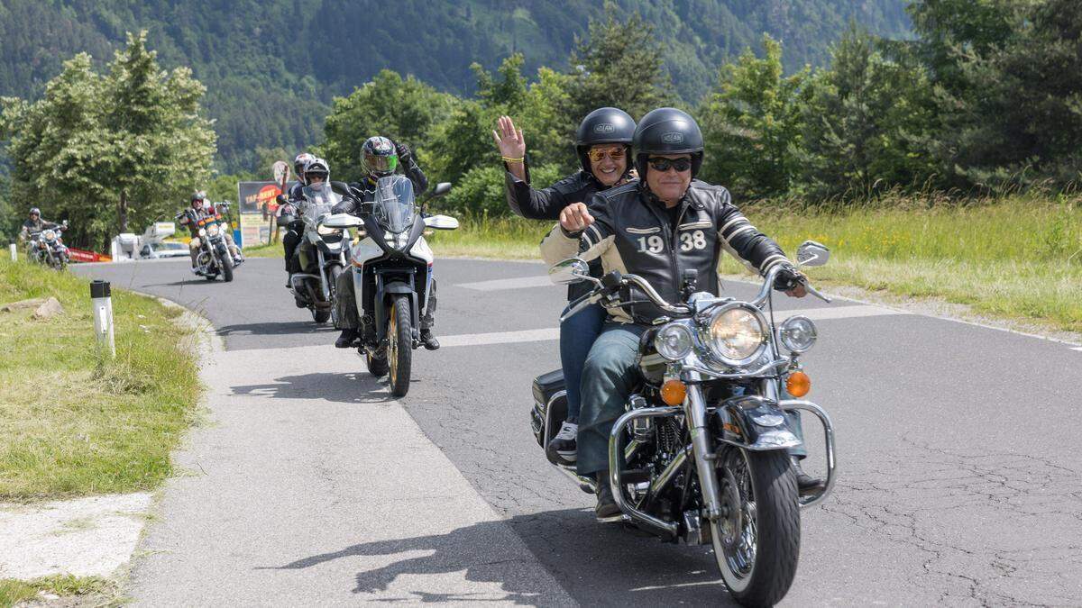 
Bikerinnen und Biker fahren am Sonntag durch das Land und sammeln für die freiwilligen Einsatzkräfte