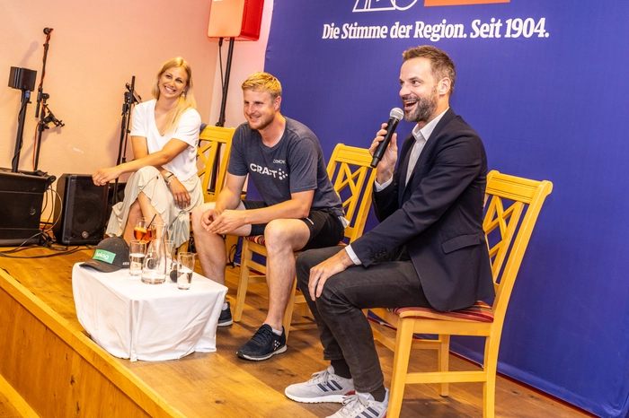 Chefredakteur Wolfgang Fercher führte durch das Programm und lud Ex-Profifußballer Martin Hinteregger und Snowboarderin Sabine Schöffmann zum Podiumsgespräch. 