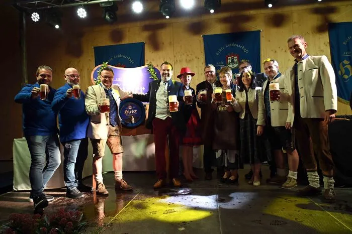 Nach jahrhundertealter Tradition wurde der frische „Hirter Rubin Bock“ aus der Taufe gehoben.