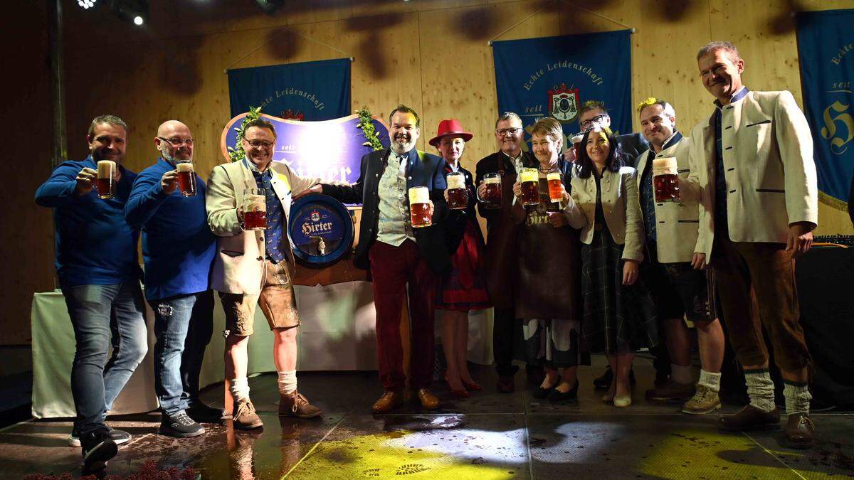 Gruppenfoto mit frischem Bockbier: Wirteehepaar Christa und Franz Taumberger (Mitte) nahm den Anstich vorgenommen hat