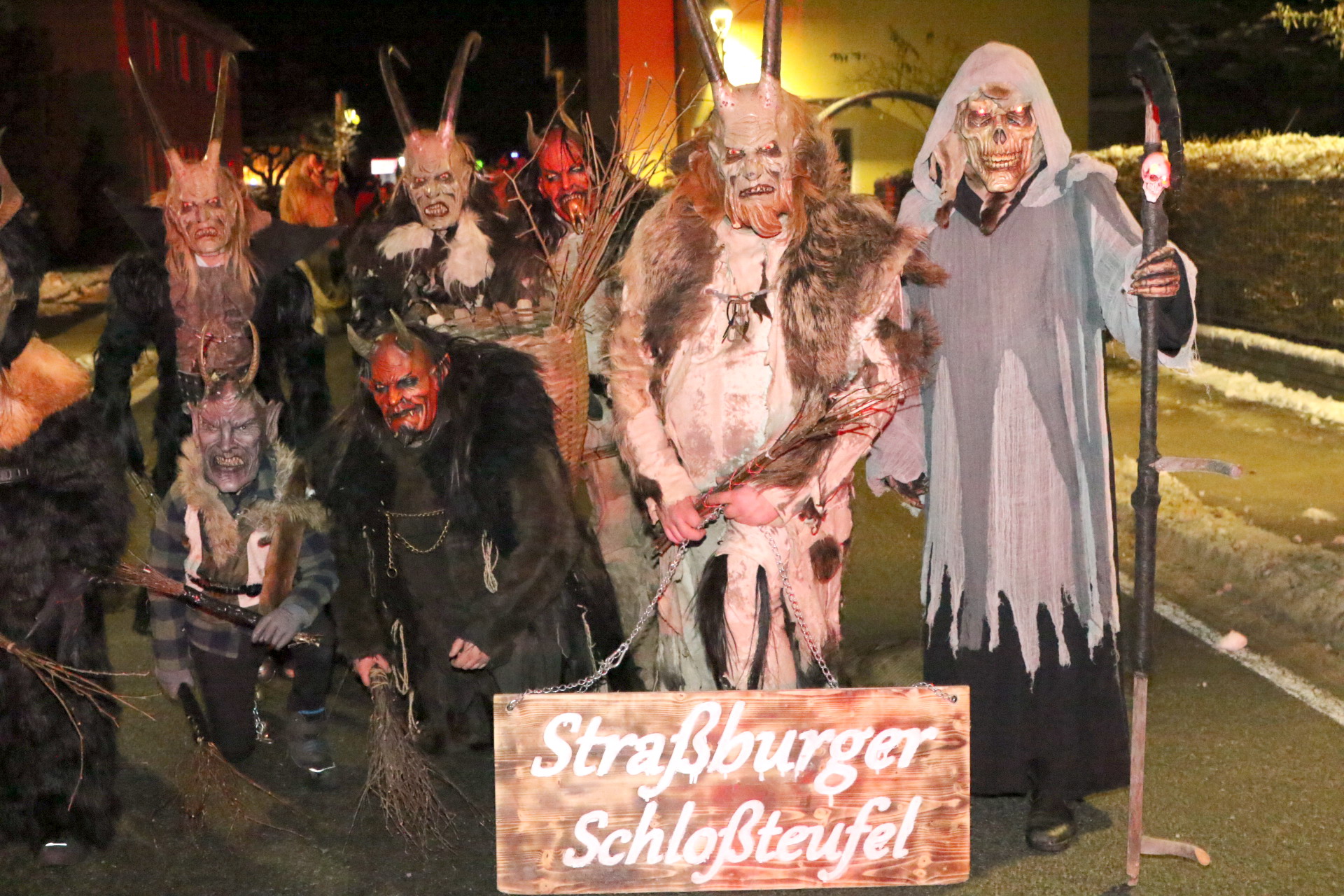Schaurig, laut und stimmungsvoll ging es beim Perchtenlauf in Straßburg zu