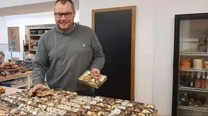 Ein Mann mit Brille steht hinter vielen verpackten Keksen | Nicht nur bei Harald Taupe gibt es in den Regionen die besten Weihnachtskekse