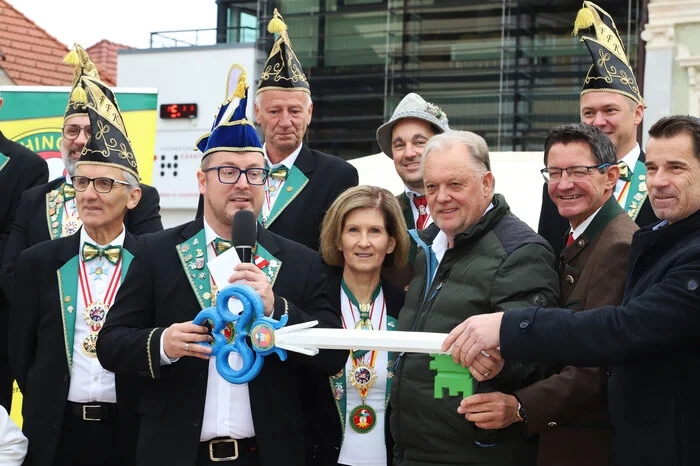 Viele Menschen sind nach Feldkirchen gekommen, um den Saisonbeginn mitzufeiern