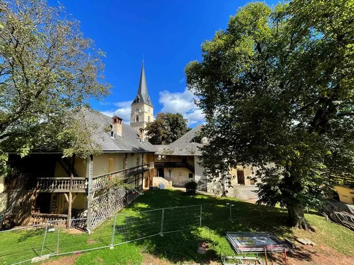 Corpus³ Immobilien GmbH baut auf den Pfarrgründen in Guttaring. Der alte Pfarrhof, im Hof mit dem LIndenbaum, wird auch renoviert