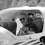Ein Mann in einem Flugzeug 