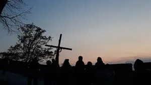 Die Teilnahme an einem stimmungsvollen Kreuzweg ist ein spirituelles Erlebnis