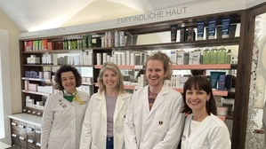 Una Fidahic (2. v. l,) führt gemeinsam mit Konrad Becker die Vitus Apotheke. Auch Sabine Kaban und Bettina Knes unterstützen sie dabei