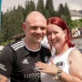 Ein Mann und eine Frau lächeln in die Kamera. 