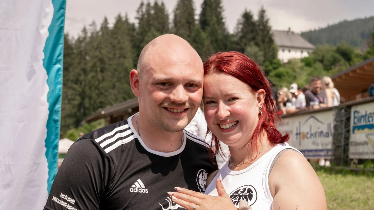 Ein Mann und eine Frau lächeln in die Kamera. 