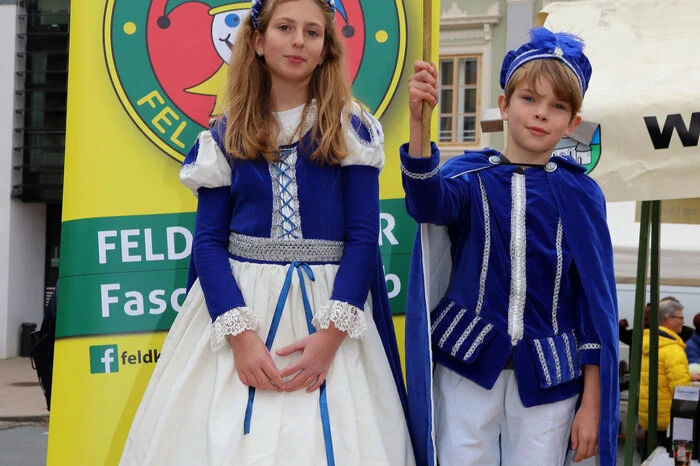In der Jubiläumssaison „50 Jahre Feldkirchner Faschingsklub“ nehmen Emmelie Maier und Leon Maier auf dem Thron des Kinderprinzenpaares Platz.