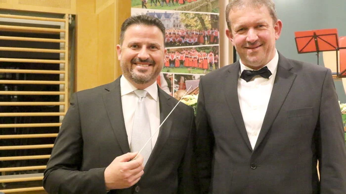 Sprecher Gernot Zechner (rechts) konnte im bis auf den letzten Platz gefüllten Kultursaal zahlreichen Gäste begrüßen