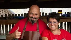 Zu sehen ist ein Ehepaar hinter einer Theke | Christian und Christa Höferer hören mit ihrem Wirtshaus auf