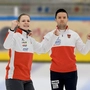 Eine Frau und ein Mann in Sportbekleidung zeigen Jubelgesten. | Julia Omelko und Kevin Kronewetter trumpfen auf dem Eis ordentlich auf