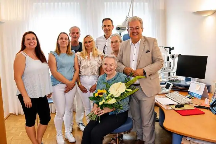 Bürgermeister Walter Zemrosser (rechts) verabschiedete sich von Mitterndorfer-Hinteregger und ihrem Team 