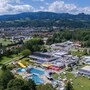 Drohnenaufnahme von einem Schwimmbad.