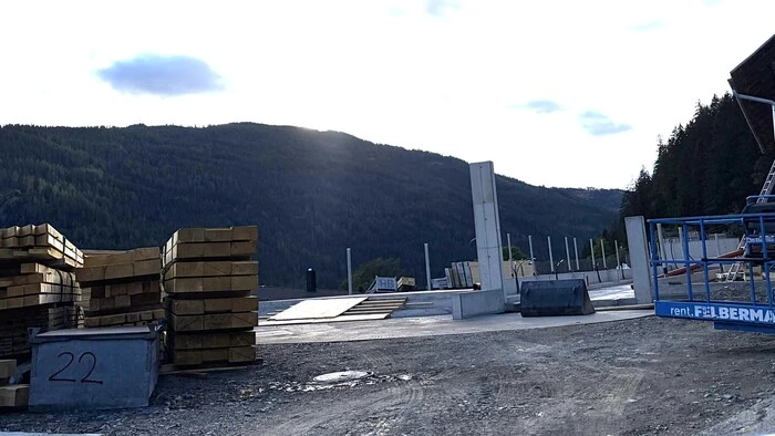 Zu sehen ist eine Baustelle.