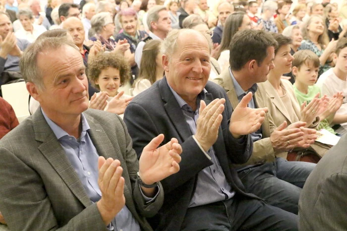 Nicht mit Applaus sparten nach rund zwei Stunden unter anderen Landtagsabgeordneter Günter Leikam, „Hausherr“ Bürgermeister Martin Kulmer, Blasmusikverband-Landesobmann Stefan Süssenbacher, Dechant Rudolf Pacher, Schulwart Manfred Prettner sowie der ehemalige Bezirkspolizeikommandant von St. Veit, Horst „Jesi“ Jessenitschnig. 