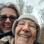 Ein Selfie von zwei älteren Damen, die in die Kamera lachen. 